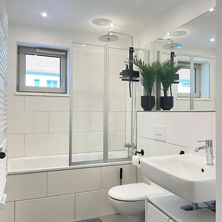 Lightplace • Design • Boxspring • Balkon • 2 Smart Tv •innenstadt דירה *